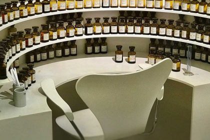 Comment devenir vendeuse en parfumerie et en cosmétique ?