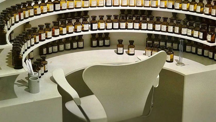 Comment devenir vendeuse en parfumerie et en cosmétique ?